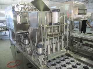 中国 3 In1一体鋳造の自動ジュースのびんの充填機/ペット ペットボトル ウォーターの充填機 サプライヤー